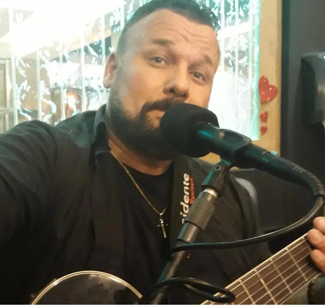 Paulinho Monteiro com seu violão